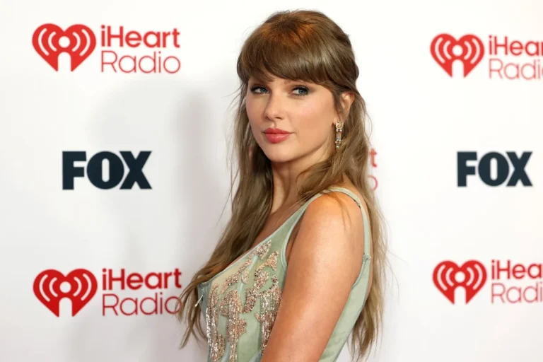 Il y a du buzz selon lequel Taylor Swift est enceinte suite à son apparition et son comportement récents