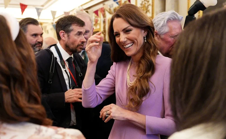 Kate Middleton continue de violer le protocole, ce qui fait d'elle la « royale parfaite »