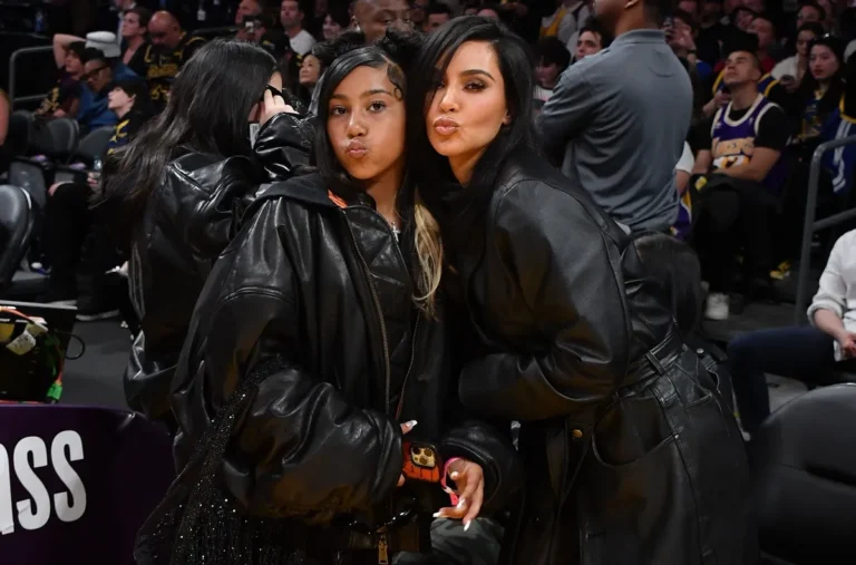 Kim Kardashian fait face à des réactions négatives suite à une vidéo virale de North West à Coachella