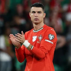 La légende de la boxe qui a combattu dans la quarantaine prend la défense de Cristiano Ronaldo après que la star du football ait été invitée à prendre sa retraite