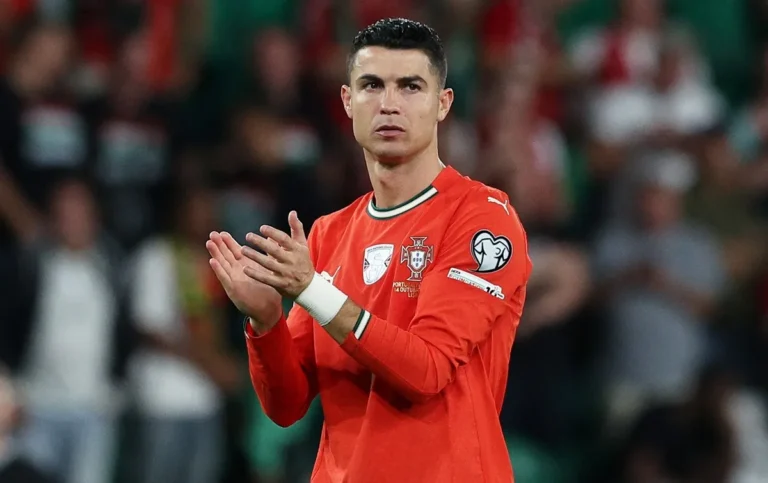 La légende de la boxe qui a combattu dans la quarantaine prend la défense de Cristiano Ronaldo après que la star du football ait été invitée à prendre sa retraite