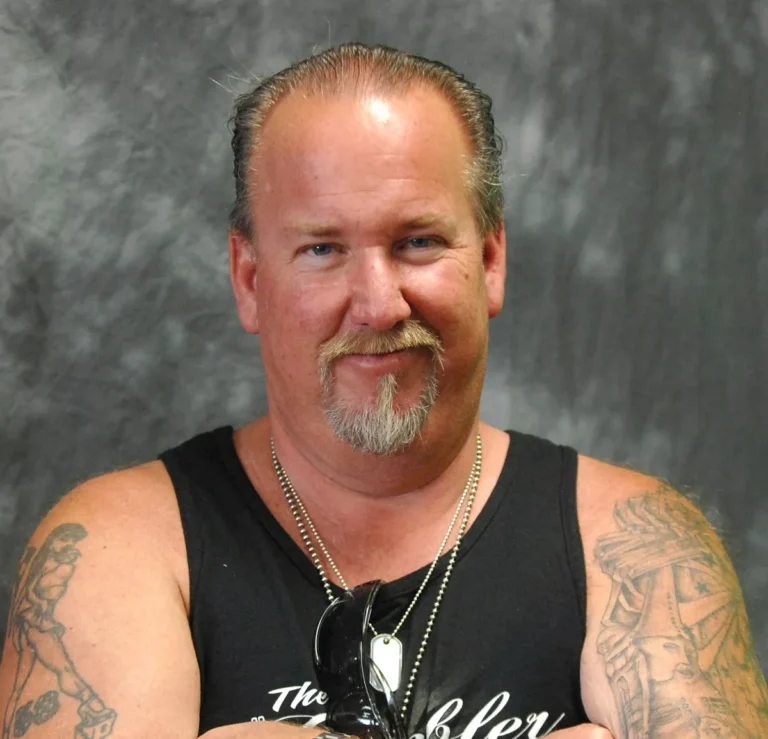 La star de « Storage Wars », Darrell Sheets, est mort à 67 ans ; Un ami craint que l'intimidation en ligne ait joué un rôle