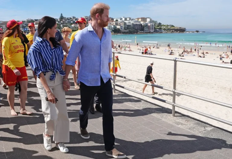 La vidéo devient virale d'un baigneur refusant de bouger pour le prince Harry et Meghan sur une plage en Australie