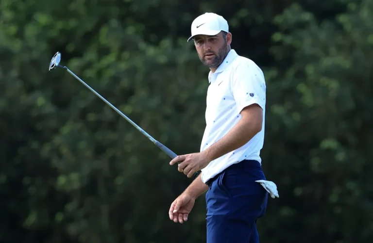 Le golfeur Scottie Scheffler essayait de se « protéger » avec une pancarte tranchant la gorge