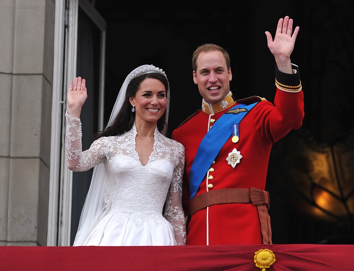 Ce que le prince William portait pour l'empêcher de « s'évanouir » le jour de son mariage et où Kate avait besoin de rembourrage dans sa robe