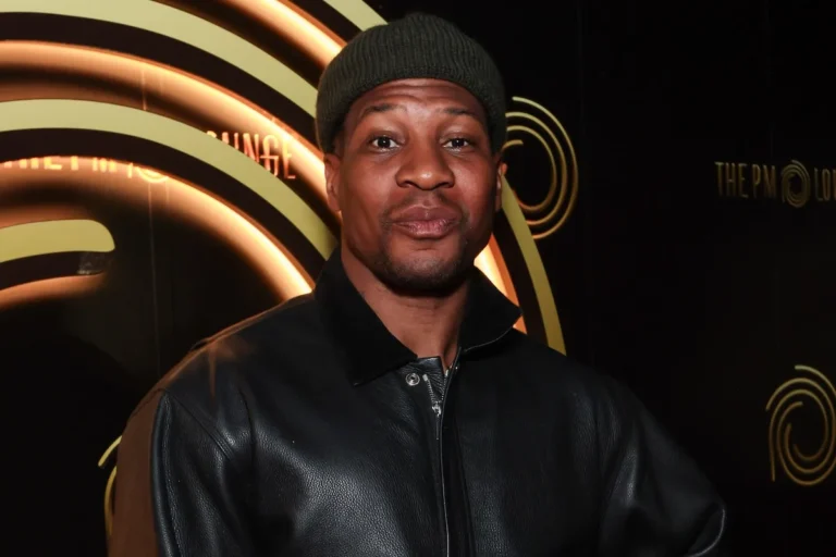 Le véhicule de retour de Daily Wire pour Jonathan Majors gâché par la crise de sécurité et la grève de l'équipage