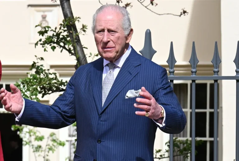 Lip Reader révèle le commandement en trois mots que le roi Charles a donné à ses employés lors de sa sortie de Pâques