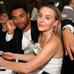 Regé-Jean Page parle de « tomber amoureux » de Halle Bailey tout en restant fort avec sa vraie partenaire Emily Brown