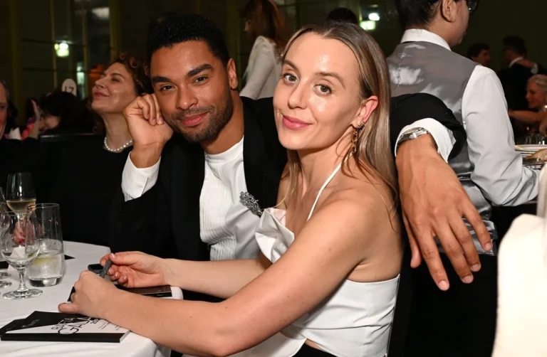Regé-Jean Page parle de « tomber amoureux » de Halle Bailey tout en restant fort avec sa vraie partenaire Emily Brown
