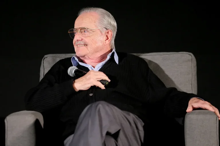 William Daniels, l'acteur qui a joué M. Feeny, dit que Cameo le garde jeune alors qu'il fête ses 99 ans