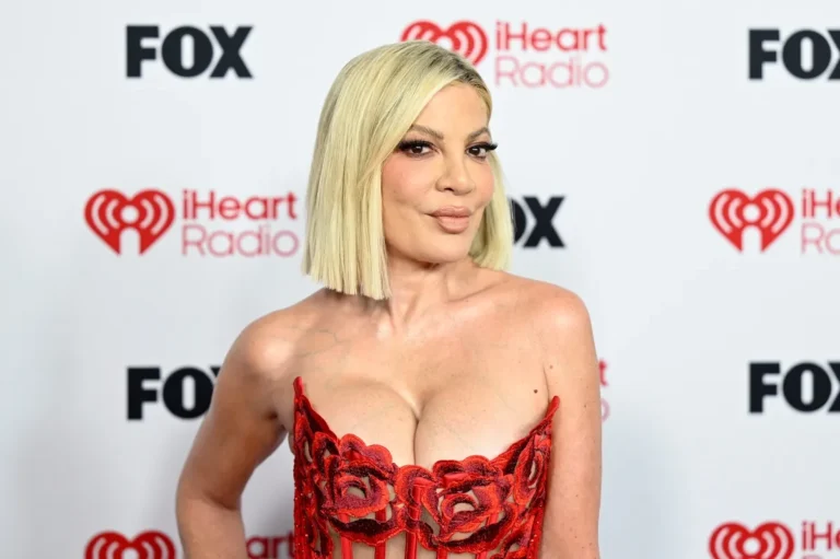 ​​Tori Spelling brise le silence sur un accident de voiture « accablant » : « Cela aurait pu être bien pire »