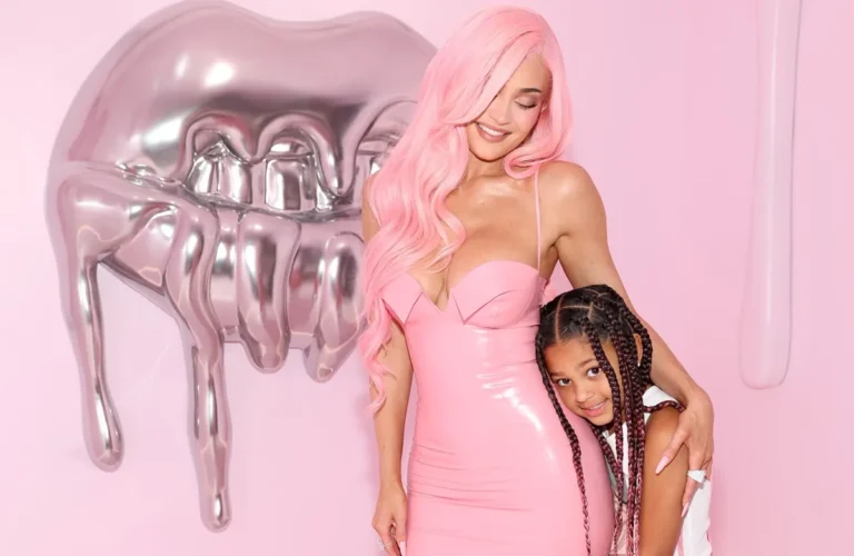 Alors que Stormi fait ses débuts de mannequin pour la ligne Khy de Kylie, quels autres enfants Kardashian-Jenner ont également travaillé comme mannequins ?