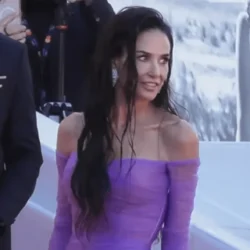 Il n&rsquo;y a pas que ses bras, les « cheveux cannois » de Demi Moore ont aussi un moment