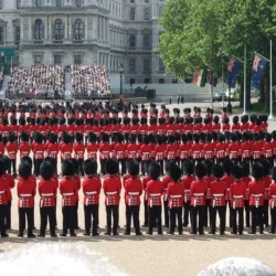 Ce faux pas de mode pourrait faire expulser les invités du Trooping the Colour de cette année, selon un expert royal