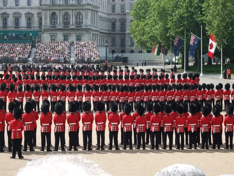 Ce faux pas de mode pourrait faire expulser les invités du Trooping the Colour de cette année, selon un expert royal