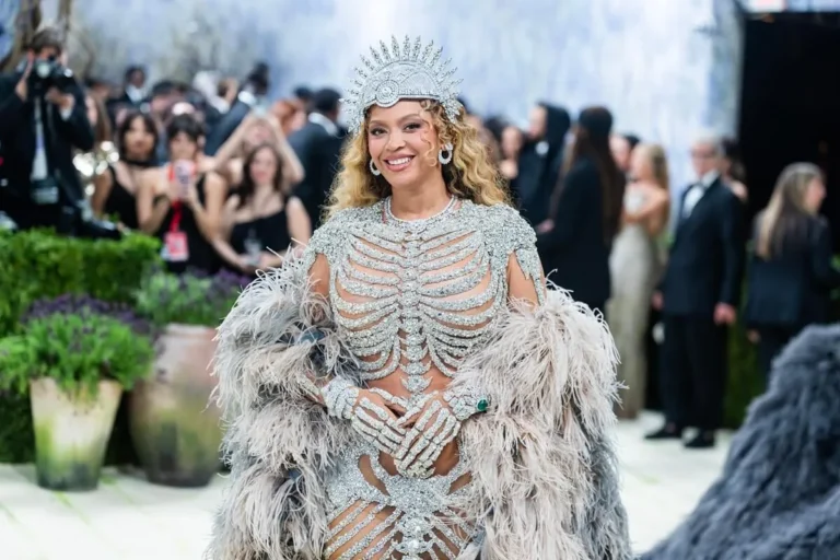 De Beyoncé à Anne Hathaway, combien coûtent réellement les bijoux des stars du Met Gala