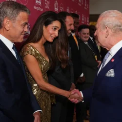 George Clooney était « nerveux » avec « la main sur le cœur » en parlant au roi Charles alors qu&rsquo;une autre star était « très à l&rsquo;aise »