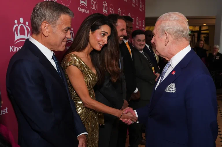 George Clooney était « nerveux » avec « la main sur le cœur » en parlant au roi Charles alors qu'une autre star était « très à l'aise »