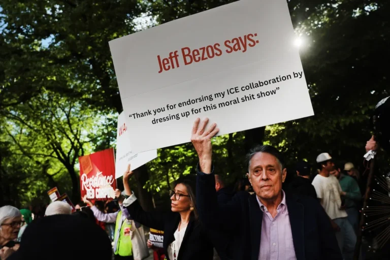 Jeff Bezos saute le tapis rouge du Met Gala après que des militants aient organisé une fausse protestation contre les fausses bouteilles d'urine