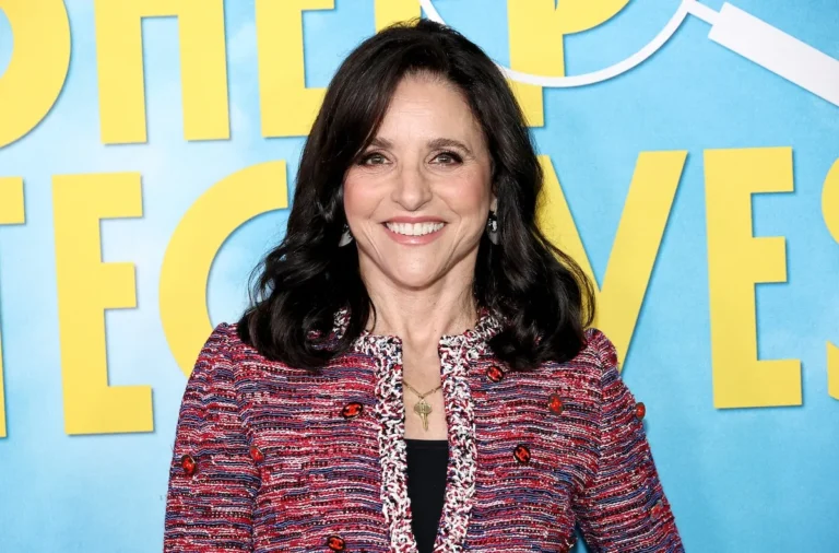 Julia Louis-Dreyfus a « fondu en larmes » après que Jerry Seinfeld ait suggéré ce rebondissement de l'intrigue « Seinfeld » pour Elaine