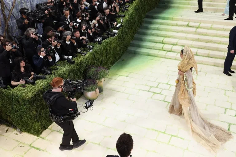La femme qui portait le collier de 100 millions de dollars au Met Gala de l'année dernière portait quelque chose de plus cher pour l'événement de 2026