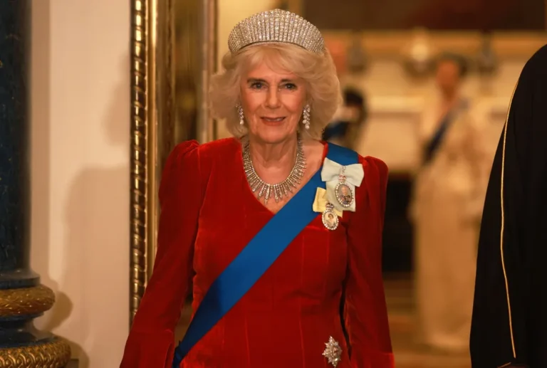 La reine « impitoyable » Camilla est devenue la « tueuse à gages souriante » de la famille royale alors qu'elle s'efforce de « mettre définitivement à l'écart » l'ancien prince Andrew