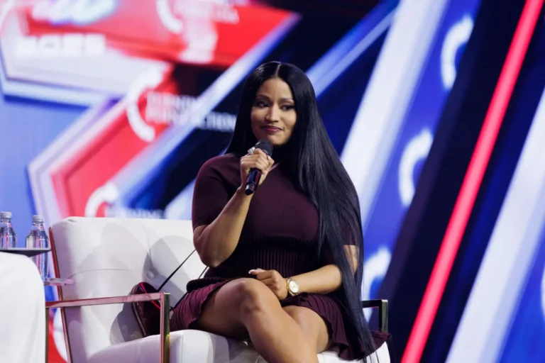 Nicki Minaj blâme Obama et Gavin Newsom pour son virage MAGA
