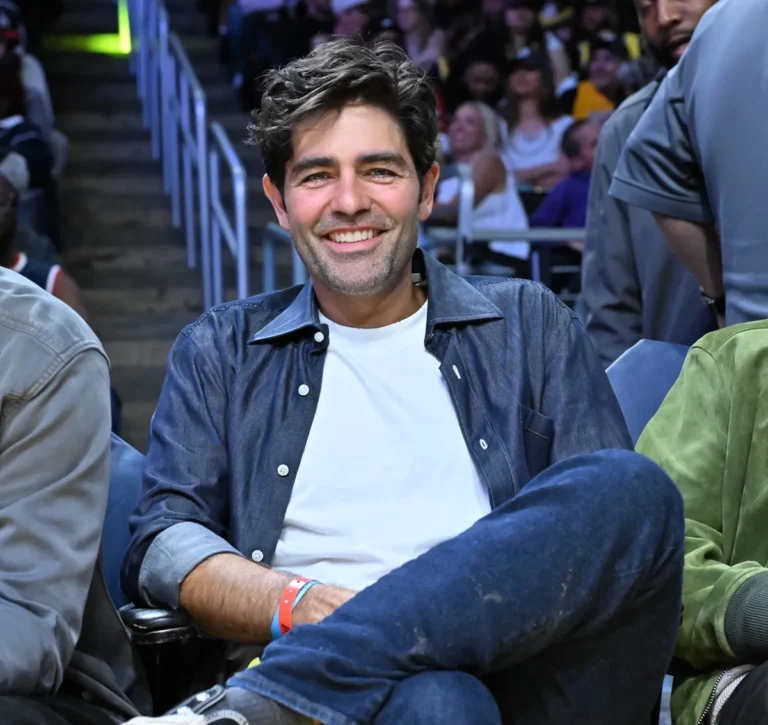 Où vit Adrian Grenier maintenant ?