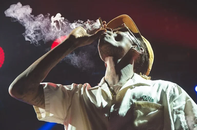 Pourquoi Wiz Khalifa est-il recherché en Roumanie ?