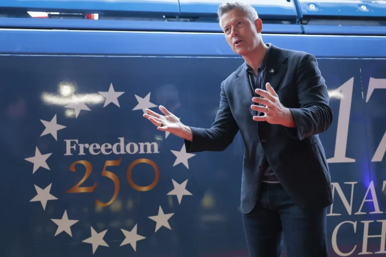 Sean Duffy, ancien élève de « The Real World » et secrétaire aux Transports, critiqué pour ses projets d'émission de télé-réalité « Tone Deaf »