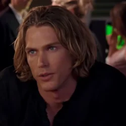 Vous ne croirez pas ce que fait Jason Lewis ces jours-ci