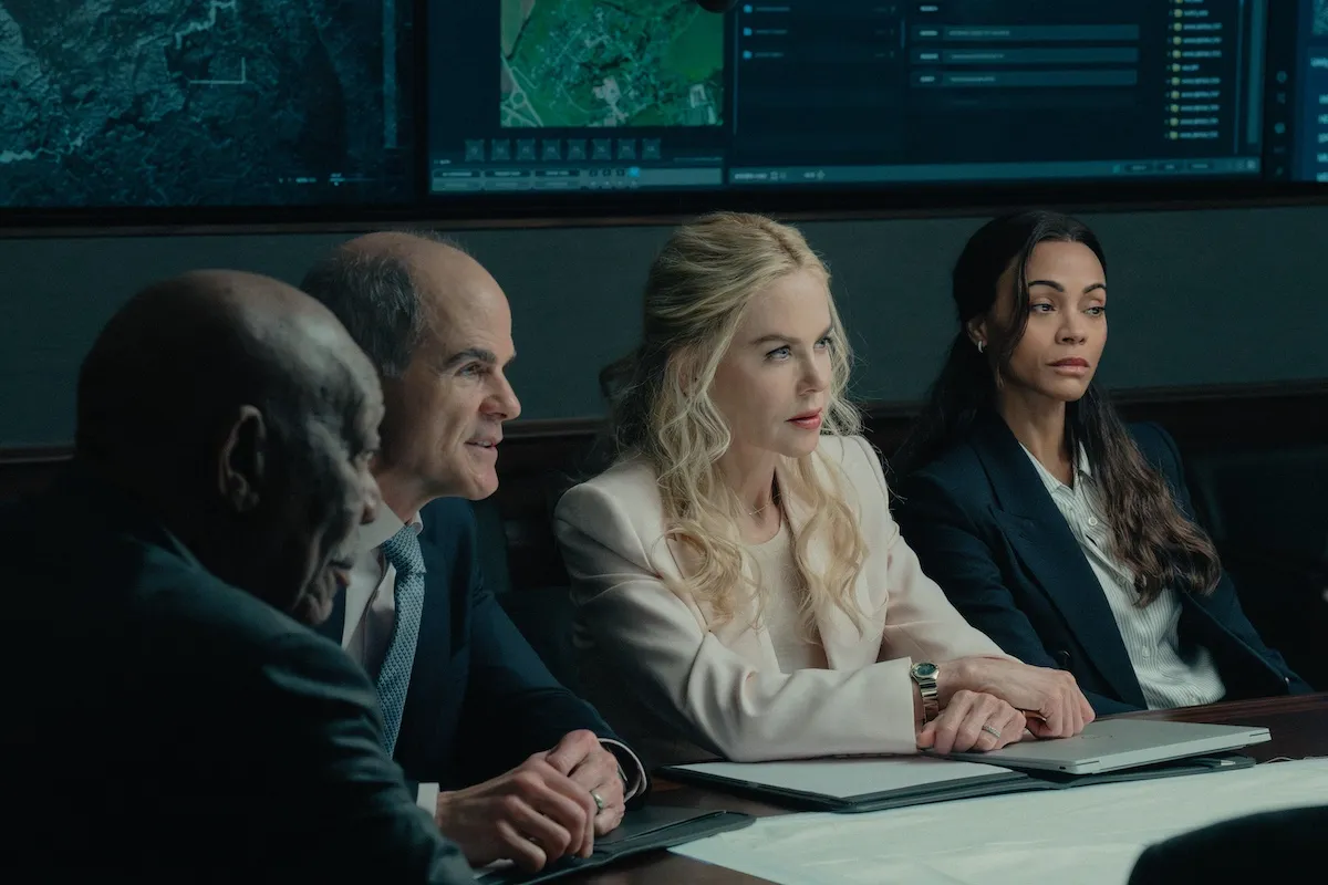 Morgan Freeman, Michaeal Kelly, Nicole Kidman et Zoe Saldana assis à une table de conférence dans la saison 3 de « Lioness »