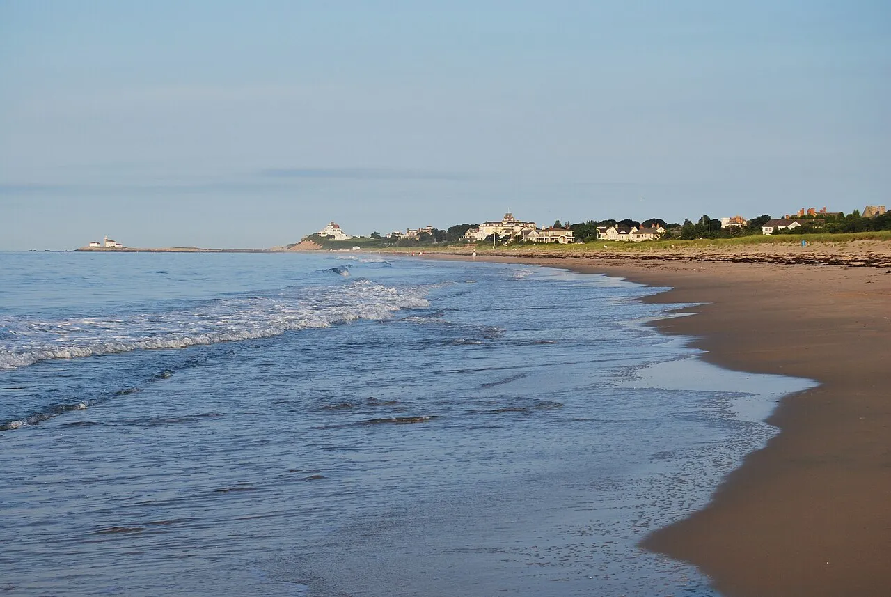 une vue de la plage de Rhode Isiland en direction de Watch Hill, où Travis Kelce et Taylor Swift envisageaient de se marier