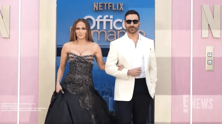 Après que Psychic ait insisté sur le fait que Jennifer Lopez et Brett Goldstein cachaient leur relation, une source affirme qu'ils sortaient ensemble