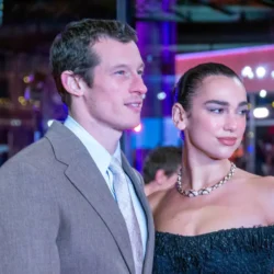Dua Lipa a partagé ce que sa bague de fiançailles lui a prouvé à propos de Callum Turner