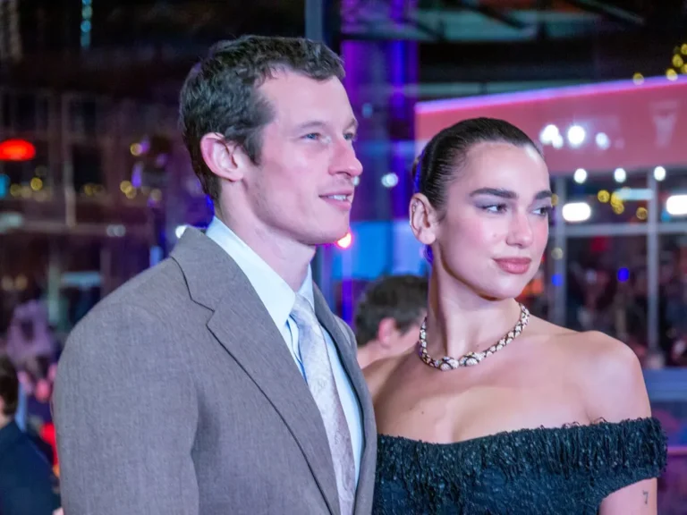 Dua Lipa a partagé ce que sa bague de fiançailles lui a prouvé à propos de Callum Turner