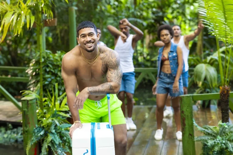 Le maire de Pennsylvanie dénonce le flic qui a renoncé à son insigne pour jouer dans "Love Island USA"