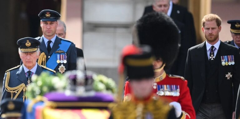 Le prince William "ne répondra pas aux appels de Harry" et est "irrité" par le changement d'avis du roi Charles à propos de Duke, selon une source