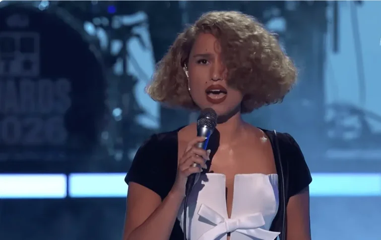RAYE n'a pas pu cacher sa « tension et son stress » aux BET Awards