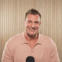 La piste de danse était « poppin » au mariage de Taylor Swift et Travis Kelce, selon Rob Gronkowski