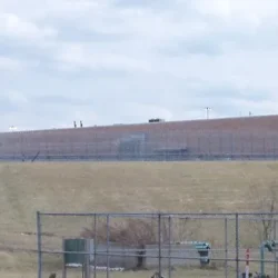 À quelle distance se trouve la nouvelle prison de Josh Duggar de Springdale, Arkansas ?