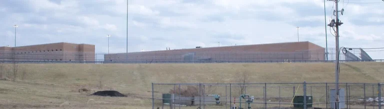 À quelle distance se trouve la nouvelle prison de Josh Duggar de Springdale, Arkansas ?