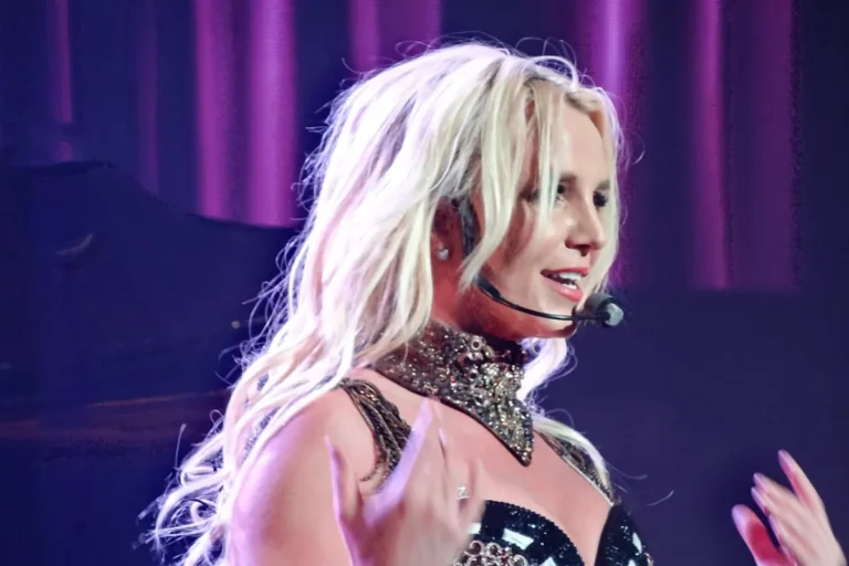 Britney Spears qualifie la cascade de toit ouvrant de « folie » et dit qu'elle veut le faire plus souvent