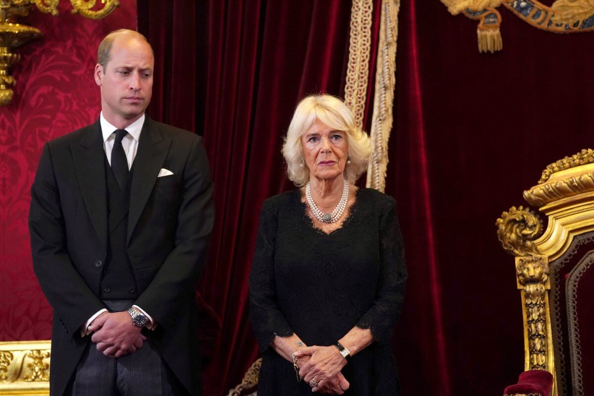 Le geste du prince William envers sa belle-mère Camilla lorsqu'elle s'est sentie mal à l'aise sur ses pieds filmé ;