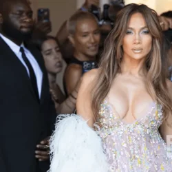 Jennifer Lopez sauvée après avoir perdu l&rsquo;équilibre dans City Street