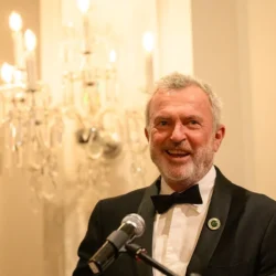 La famille de Sam Neill confirme qu&rsquo;il n&rsquo;avait pas de cancer avant sa mort