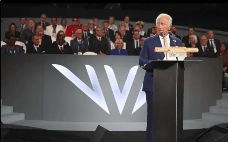 Lip Reader surprend le roi Charles en train de dire "J'ai des ennuis" pendant la cérémonie