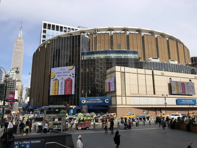 Qui sera le premier artiste à se produire au MSG après le mariage de Travis et Taylor ?