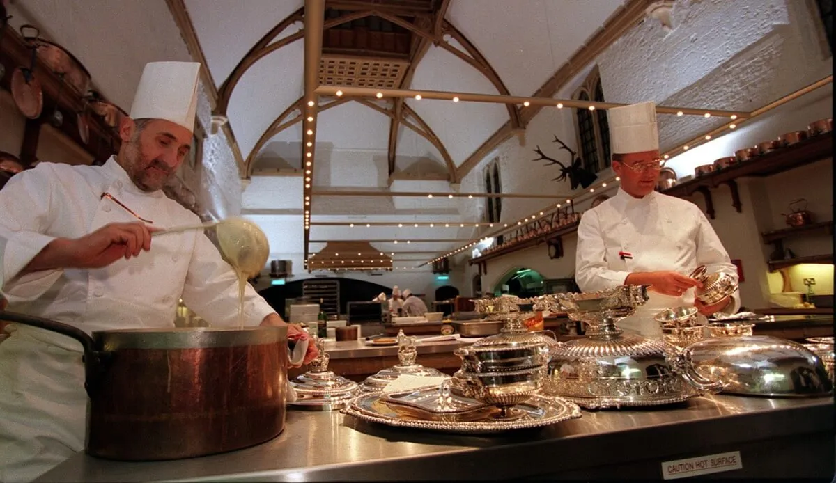 Un ancien chef a provoqué un incendie et d'autres catastrophes en cuisine alors qu'il cuisinait pour la famille royale