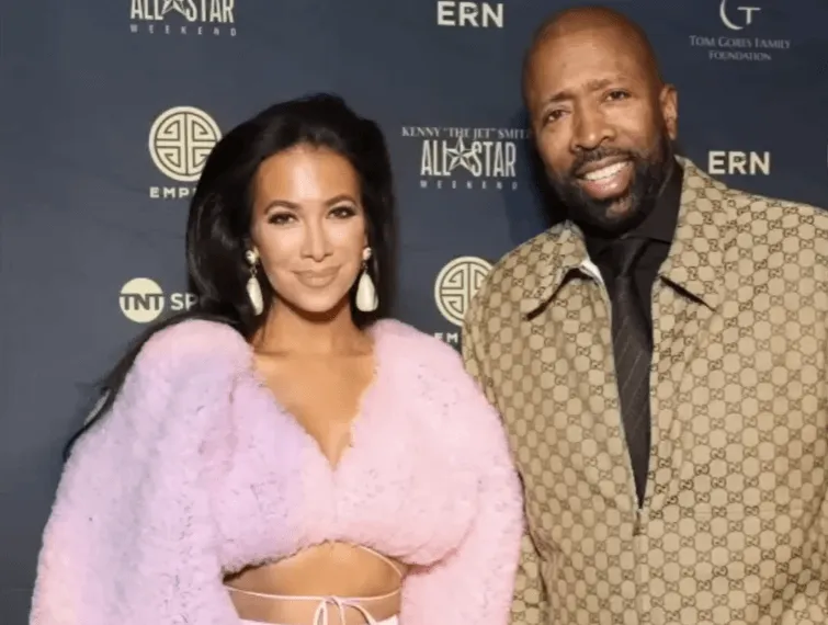 L'analyste de la NBA Kenny Smith se marie pour la troisième fois ; Qui est sa femme croate, Tia Jurcic ?